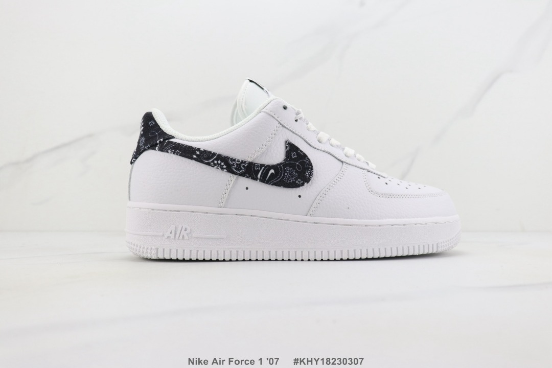 Nike con baffo nero top