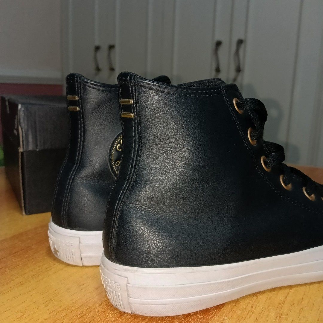 Original High Cut Converse (Category: Sneakers) located in Quezon City. Submitted by misskatie956 (Listing ID 1228770326, Image 3). Description: Original Women Leather High Cut Converse with Box 📌 used once 📌 what you see is what you get 📌 no issue 📌 no dents or scratch 📌 makinis na makinis pa 📌 puwedeng puwede sa sobrang arte BRAND: CONVERSE SIZE: 7.5 (US) 5.5 (EUR) price is still negotiable MAKE AN OFFER NOW ❤️.