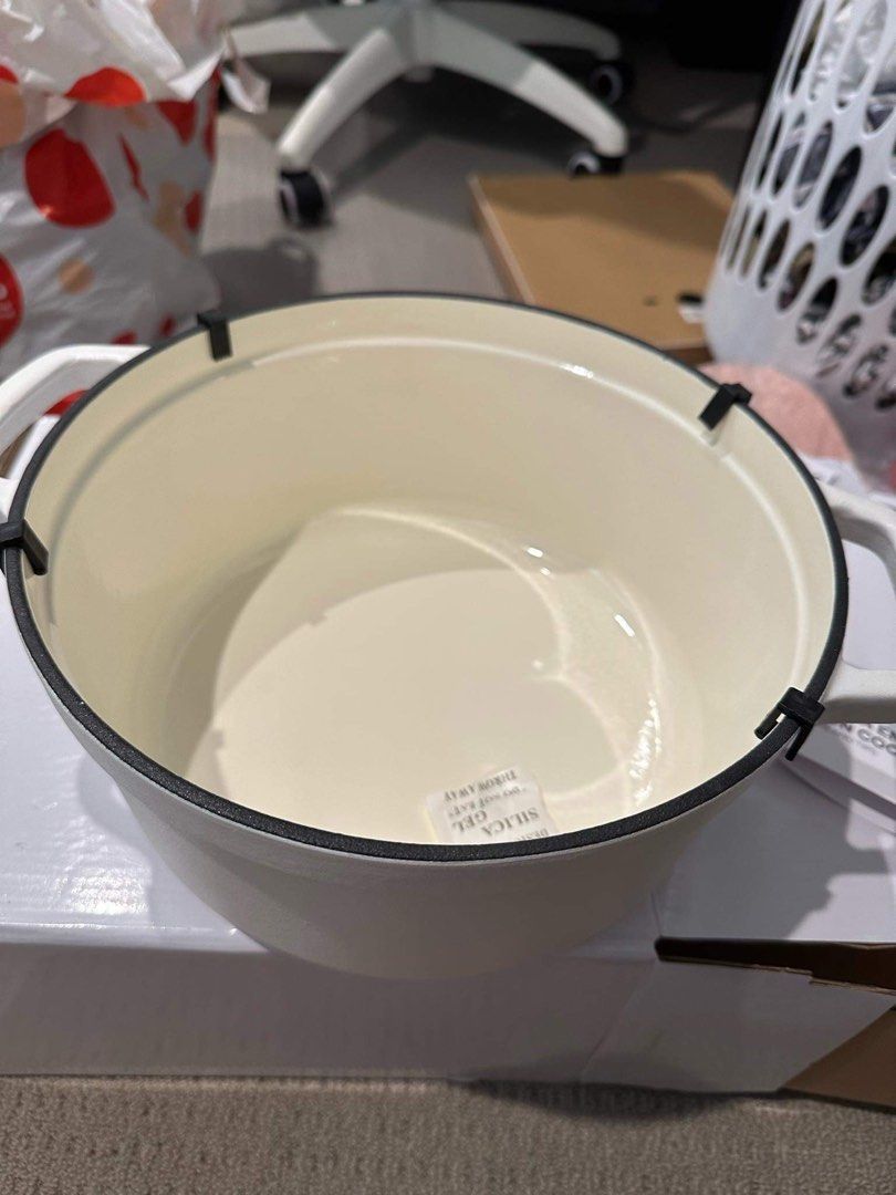 OVELA CAST IRON CASSEROLE DISH 5L (snow) (Category: Cookware & Accessories) located in Bulacan. Submitted by ynahcute (Listing ID 1228751399, Image 2). Description: BRAND NEW Galing Australia Malaki po yung casserole Color: snow .