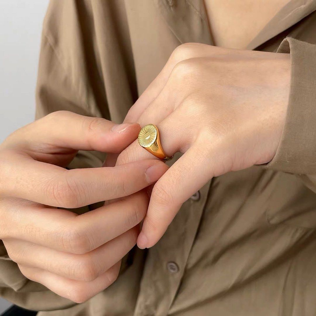 Gold ring round sale
