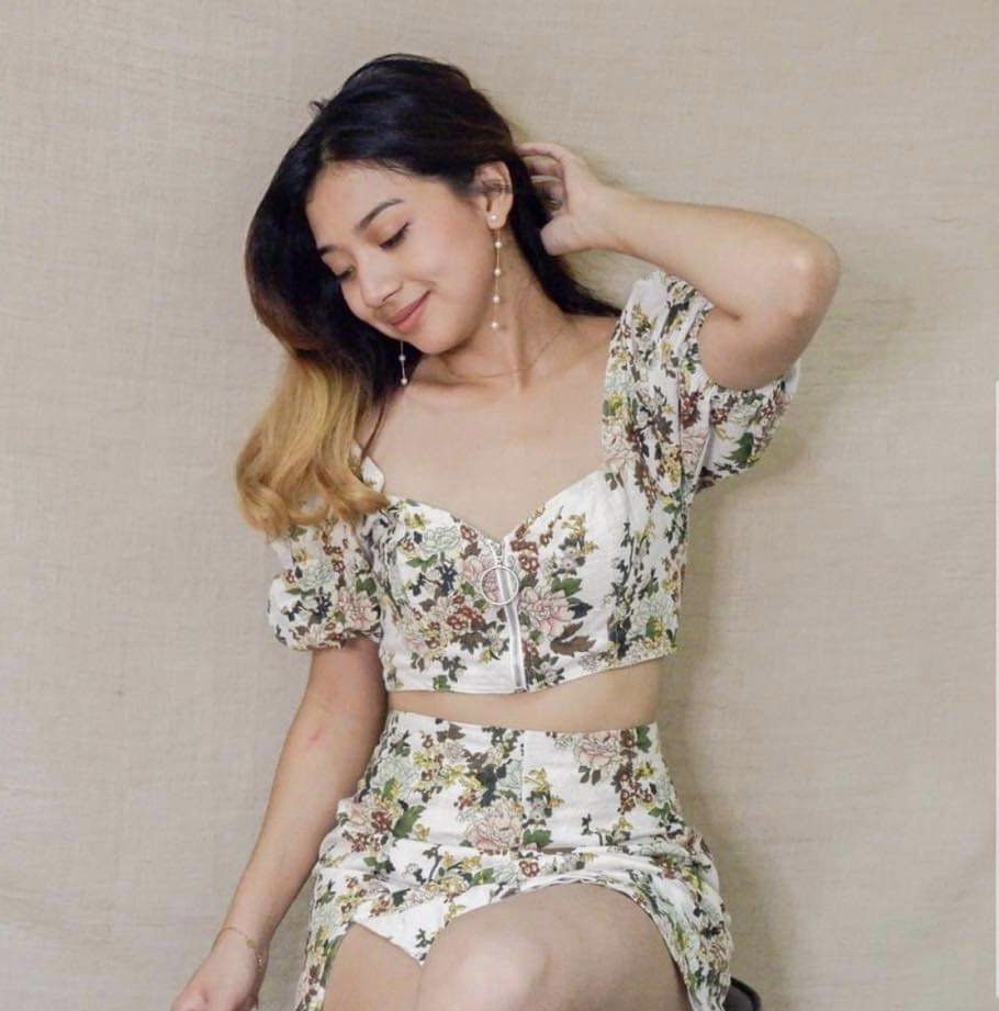 Sexy Floral Coordinates (FREE SHIPPING) (Category: Sets or Coordinates) located in Calasiao. Submitted by allysonbauts (Listing ID 1228845673, Image 2). Description: Sexy floral coordinates: crop top short sleeve top and side slit skirt. Again, magandang klase ng tela at matibay. Message for more info..