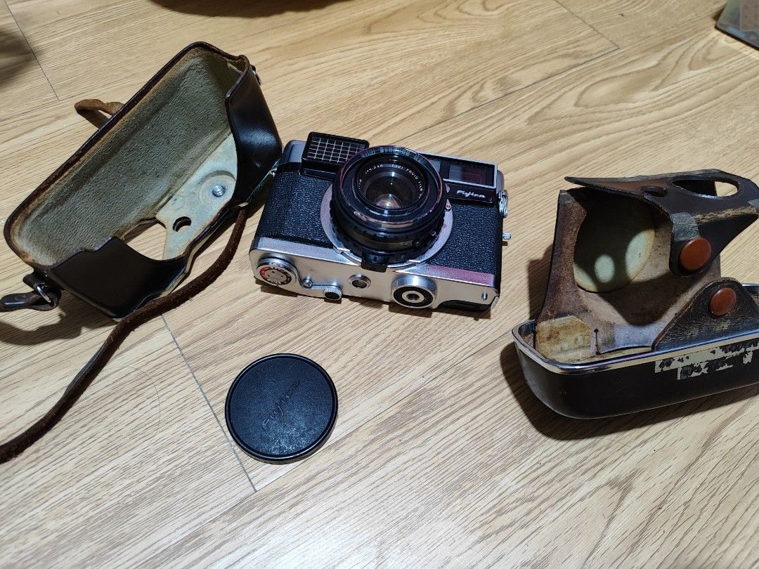 Vintage Fugica 35 - EE (Category: Cameras) located in Quezon City. Submitted by mco108 (Listing ID 1228898378, Image 2). Description: ~ please check photos ~ lalamove delivery will be shouldered by buyer po rfs: not into cameras, my dad owns the camera.