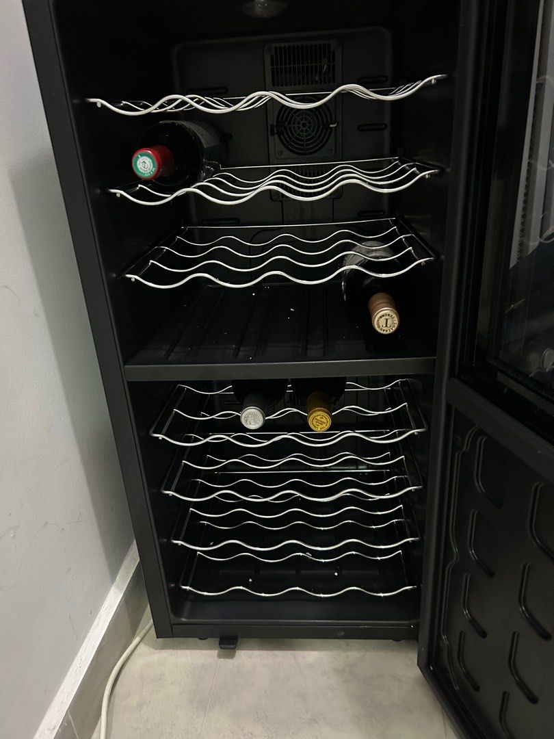 Vivant 32 dual zone 13/18 degrees wine cooler, TV & Home Appliances