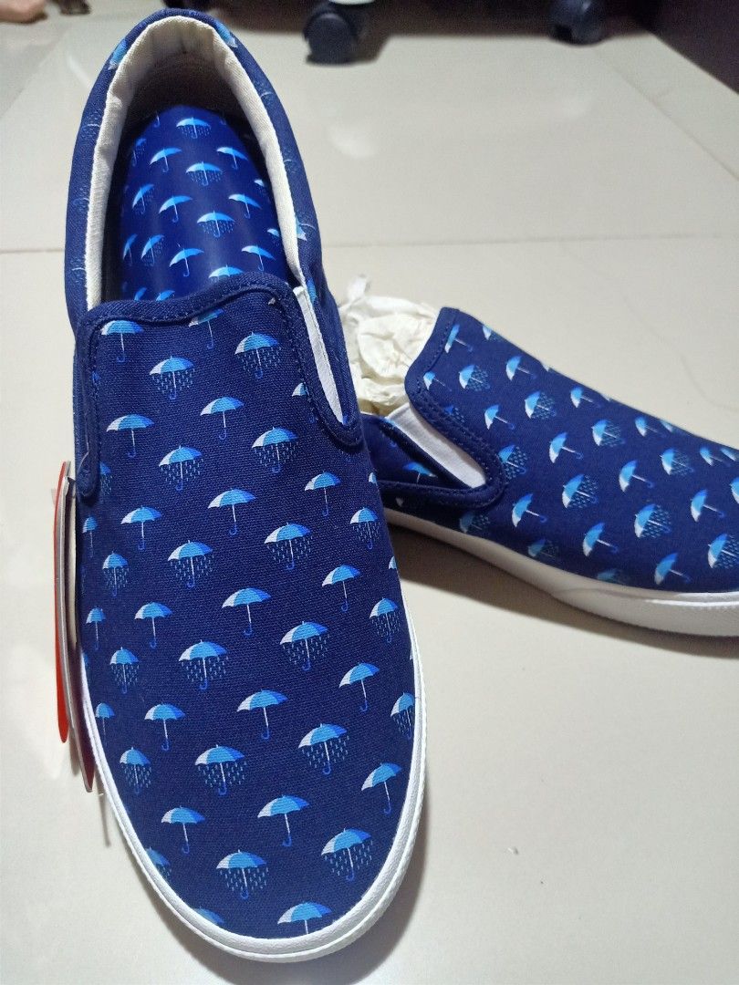 Slip on Authentic Bucketfeet size 9 (Category: Sneakers) located in Quezon City. Submitted by MsMars (Listing ID 1229031962, Image 1). Description: #brandnew #bucketfeet #blue #printedshoes.
