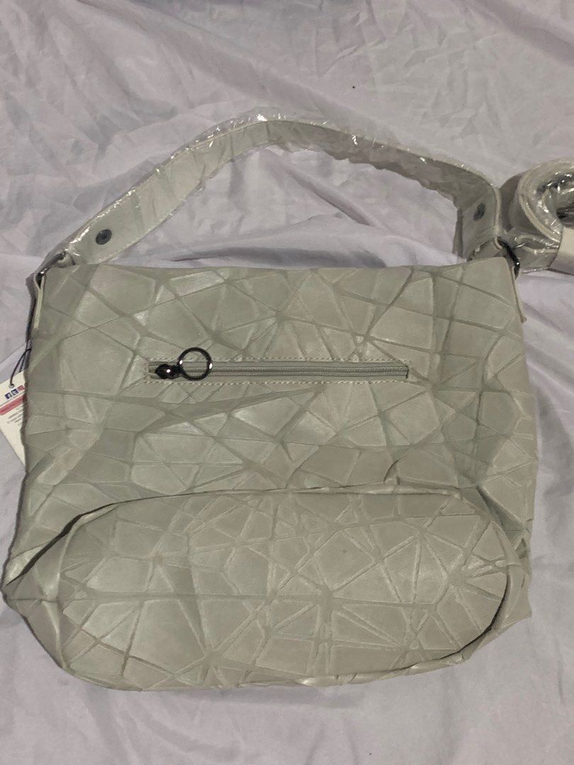 baobao cute bucket sling bag (Category: Tote Bags) located in Angeles City. Submitted by declutterbybells (Listing ID 1229040324, Image 2). Description: ask for details :>.