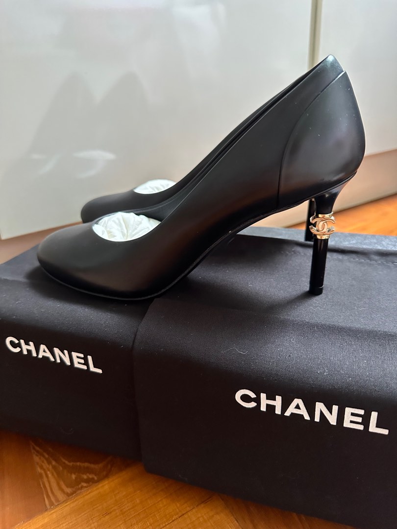 Chanel Leather Pumps 38.5C with CC logo, Luxury, Sneakers & Footwear on  Carousell