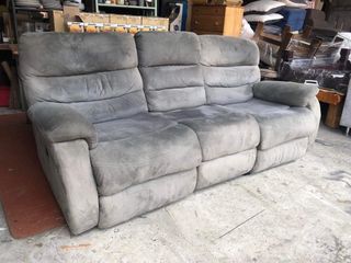 Gray velvet 3-seater lazyboy inspired sofa 220V reclining sofa extractable mid table   76L x 31W x 17H seat height inches Sandalan height 37 inches In good working condition Code akc 1542