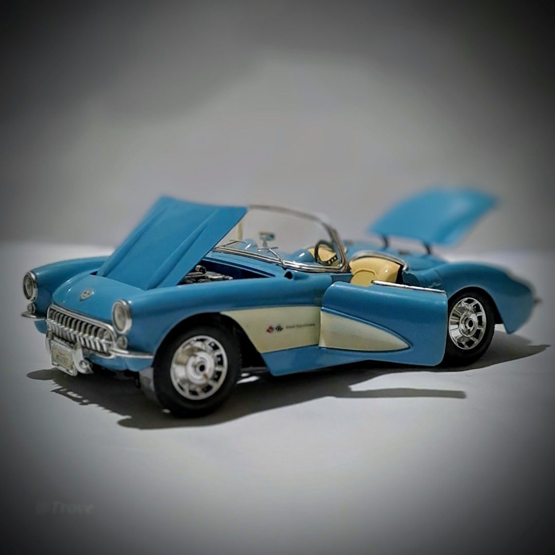 LIGHT BLUE CHEVROLET CORVETTE 1957 SCALE 1 18 DIECAST BY MAISTO