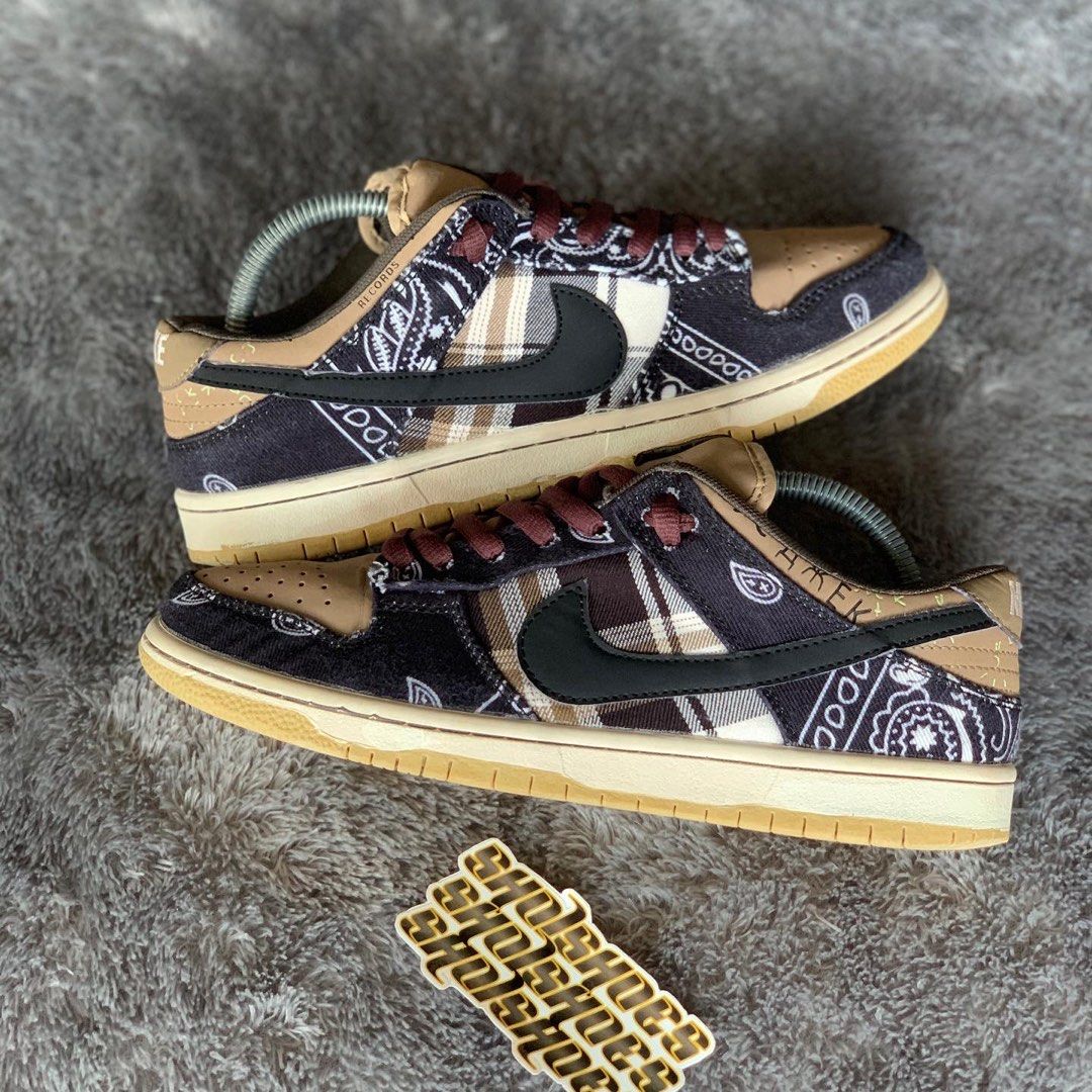 NIKE SB DUNK LOW x TRAVIS SCOTT, Fesyen Pria, Sepatu , Sneakers di ...
