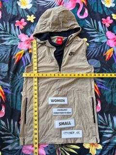 NIKE SLEEVELESS WINDBREAKER