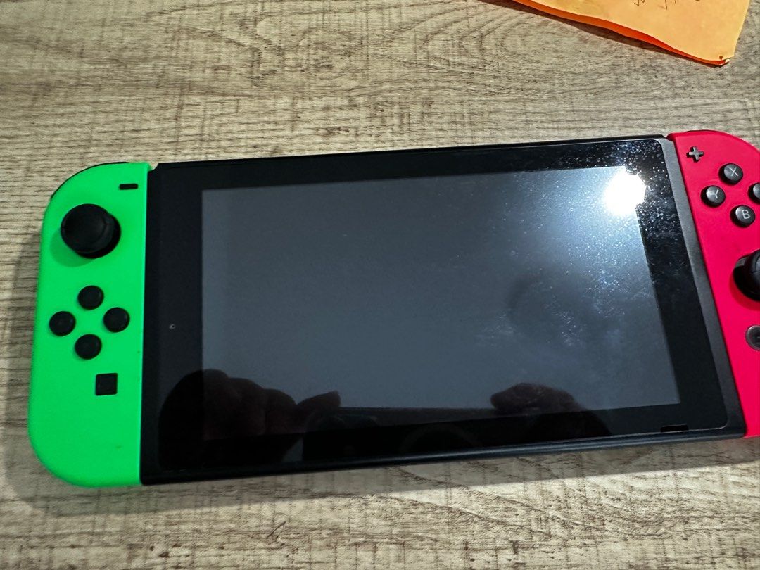 Nintendo switch (Category: Nintendo) located in Singapore. Submitted by seangreat (Listing ID 1228998421, Image 2). Description: Works fine. .
