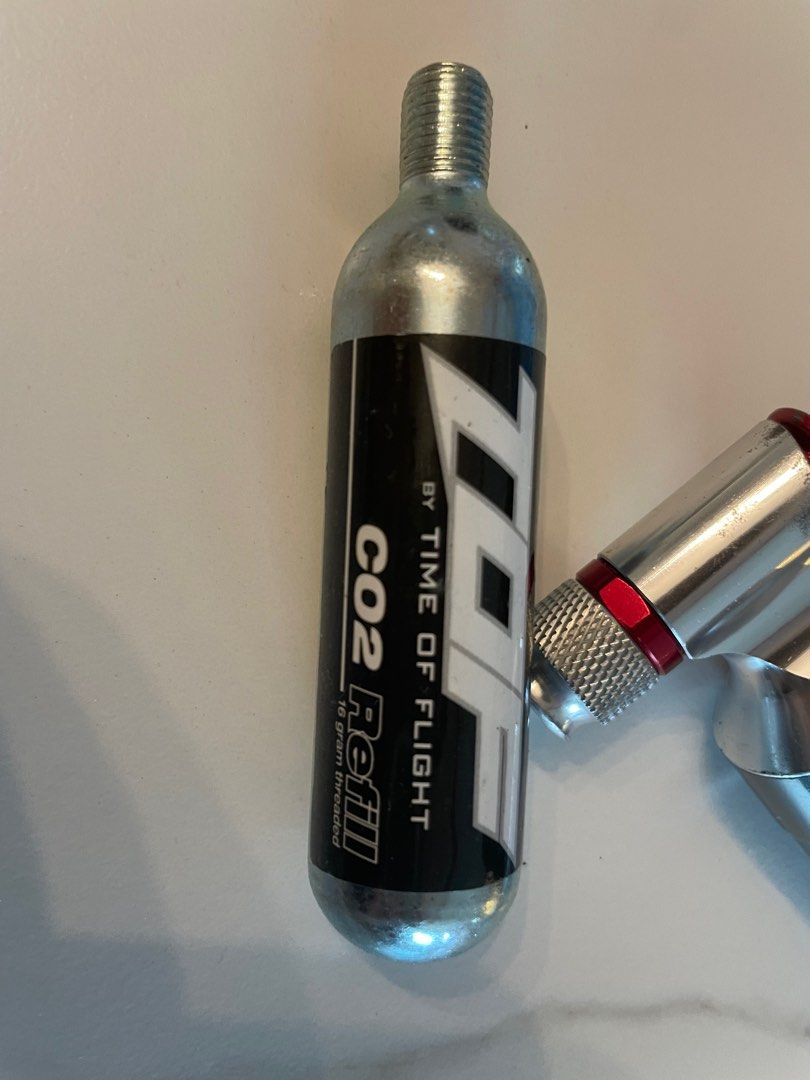Pro Bike Tools CO2 inflator and some CO2 cartridge, Sports Equipment