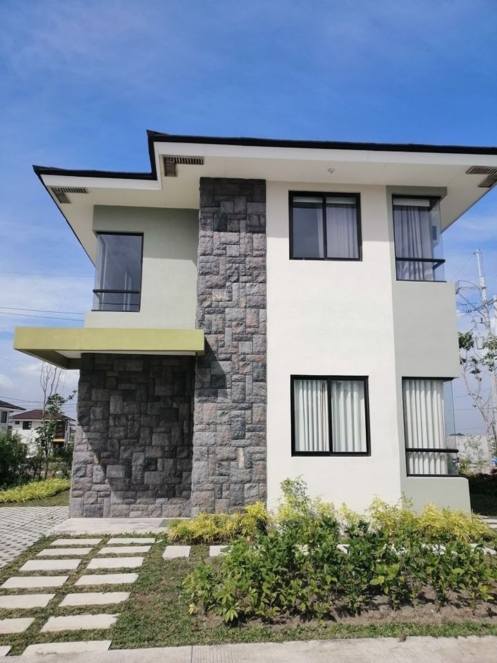 Rush Sale House and Lot in Vermosa near Ayala Mall Dela Salle Zobel 30k