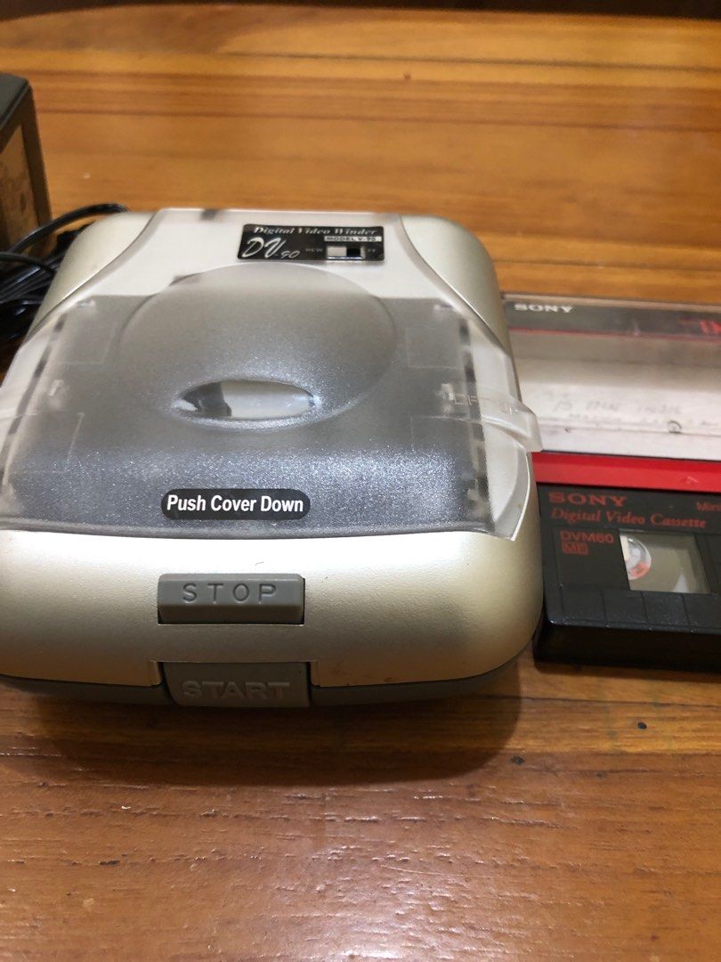 Rewinder mini dv video jadul, Fotografi di Carousell