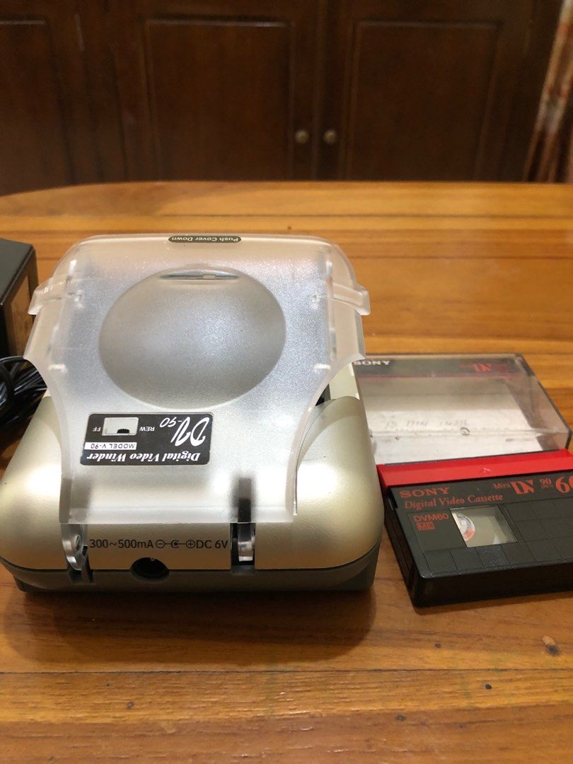 Rewinder mini dv video jadul, Fotografi di Carousell