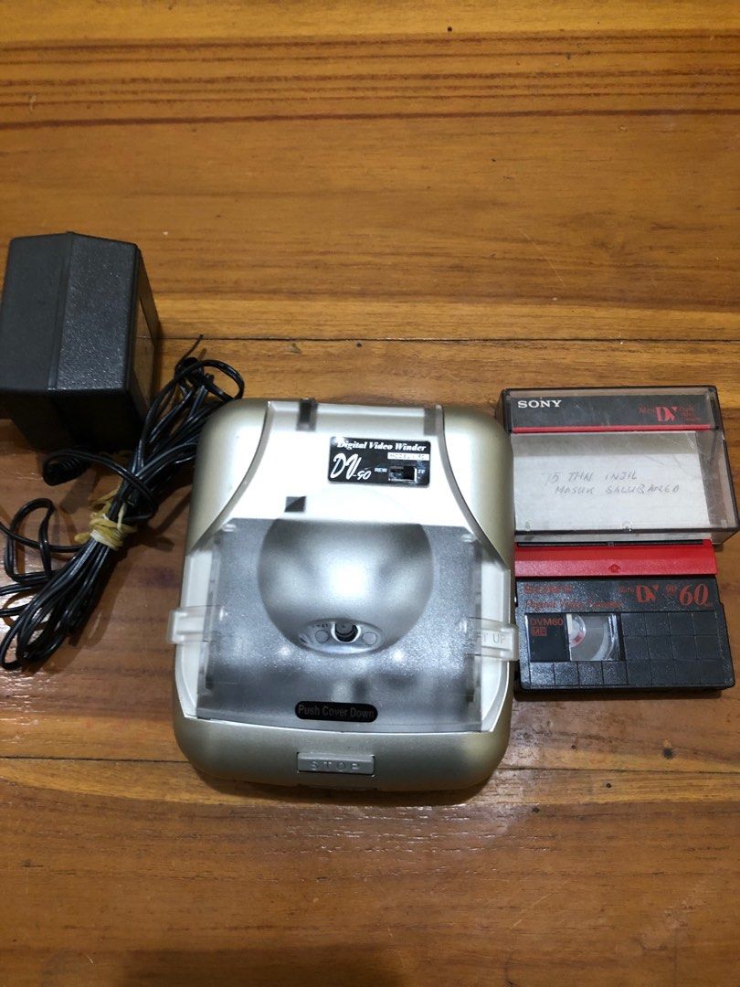 Rewinder mini dv video jadul, Fotografi di Carousell