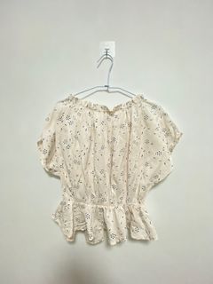 溫柔婉約ㄉ刺繡荷葉上衣