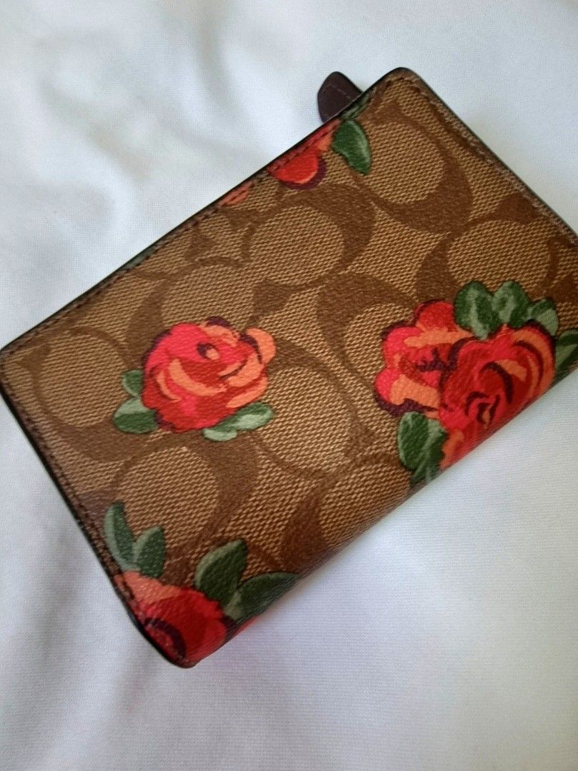 Authentic Coach Medium Corner Zip Wallet (Category: Luxury Bags & Wallets) located in Quezon City. Submitted by jen13gozee (Listing ID 1228459026, Image 3). Description: Authentic Coach Medium Zip Wallet unused with care card bought from the US.