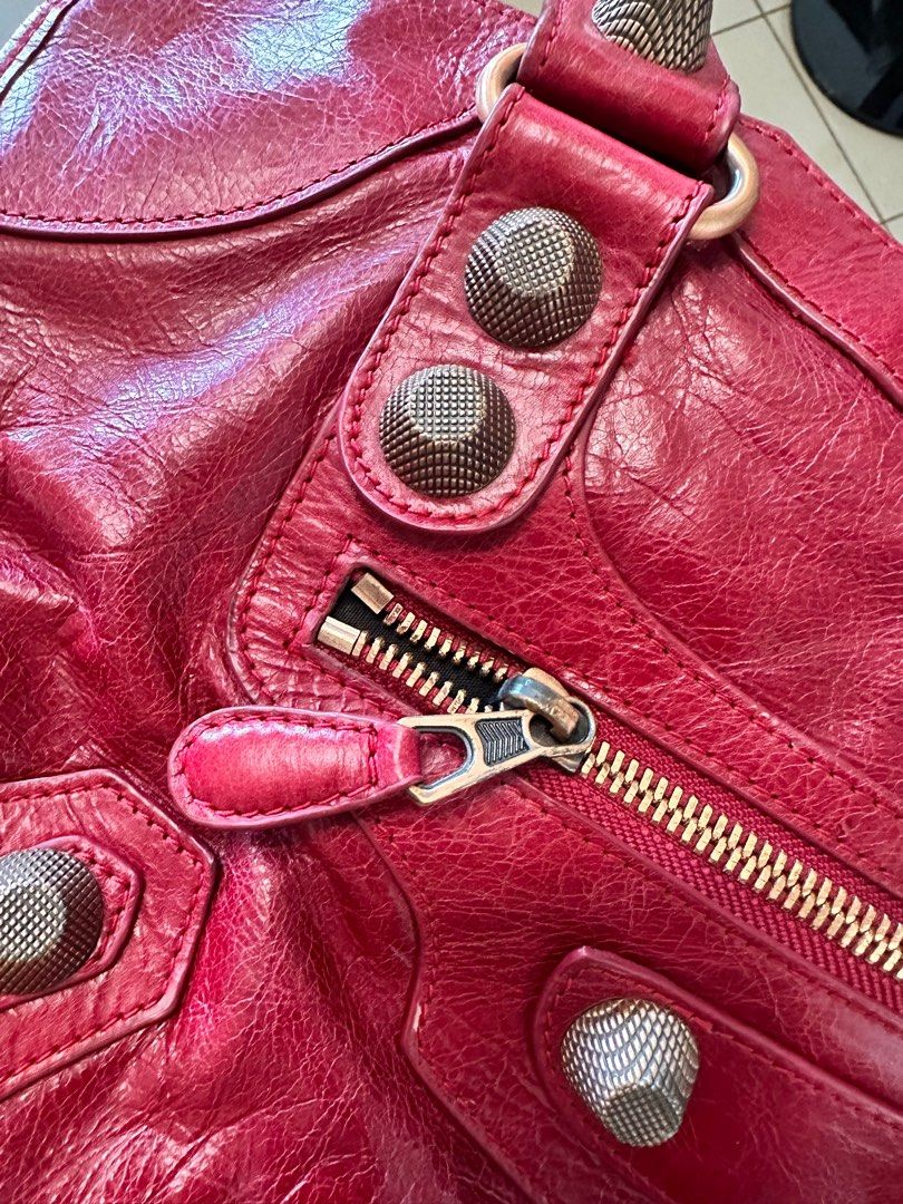 Balenciaga city red (Category: Luxury Bags & Wallets) located in Manila. Submitted by skinbabe (Listing ID 1229164269, Image 3). Description: Hardly use this. My lola gave this a few 3 years ago, second hand from her. I guess we can cay that this is already vintage. Please check flaws and manage your expectations. Selling low..