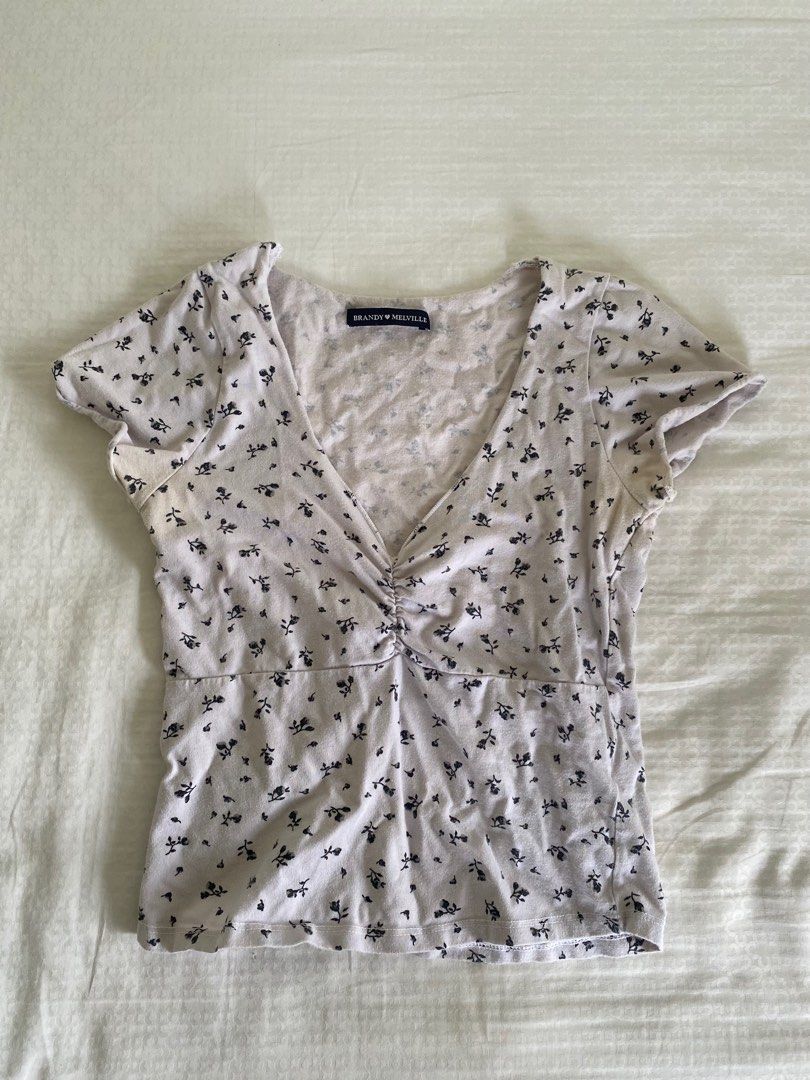 brandy melville gina top, Women's Fashion, Tops, Shirts on Carousell