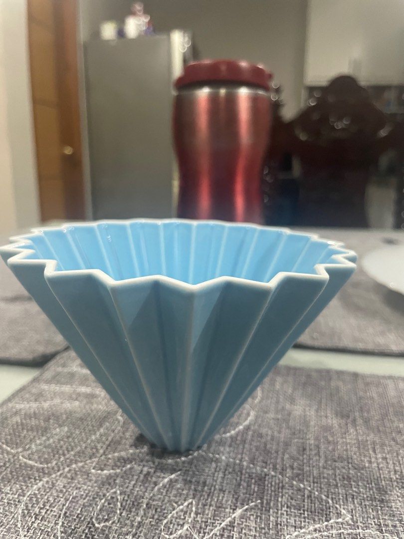 ceramic origami pour over dripper (Category: Coffee & Tea Tableware) located in San Mateo. Submitted by tiktok.tiktok (Listing ID 1229198274, Image 1). Description: Pour over dripper. Never used. 1-2 cups Authenticity not guaranteed Tinanggal lang sa box. Pinangdisplay sa coffee nook. Selling since madami na masyado 😅 thank you! .