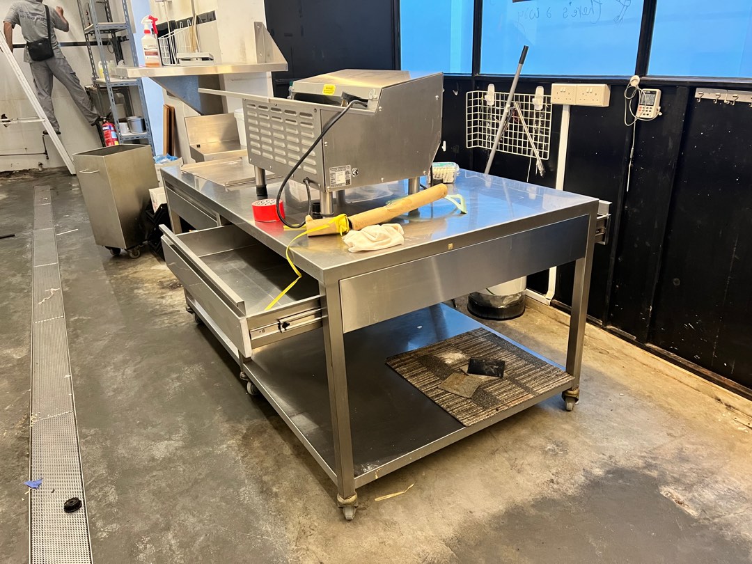 Commercial grade stainless steel table, TV & Home Appliances, Kitchen