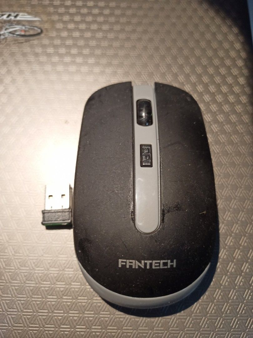 Fantech wireless mouse (Category: Mouse & Mousepads) located in Kuala Lumpur. Submitted by oakleo (Listing ID 1229216565, Image 1). Description: good condition wireless mouse. condition 9/10 seldom use as I use touchpad more..