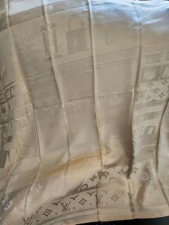 Like new! Louis Vuitton Scarf