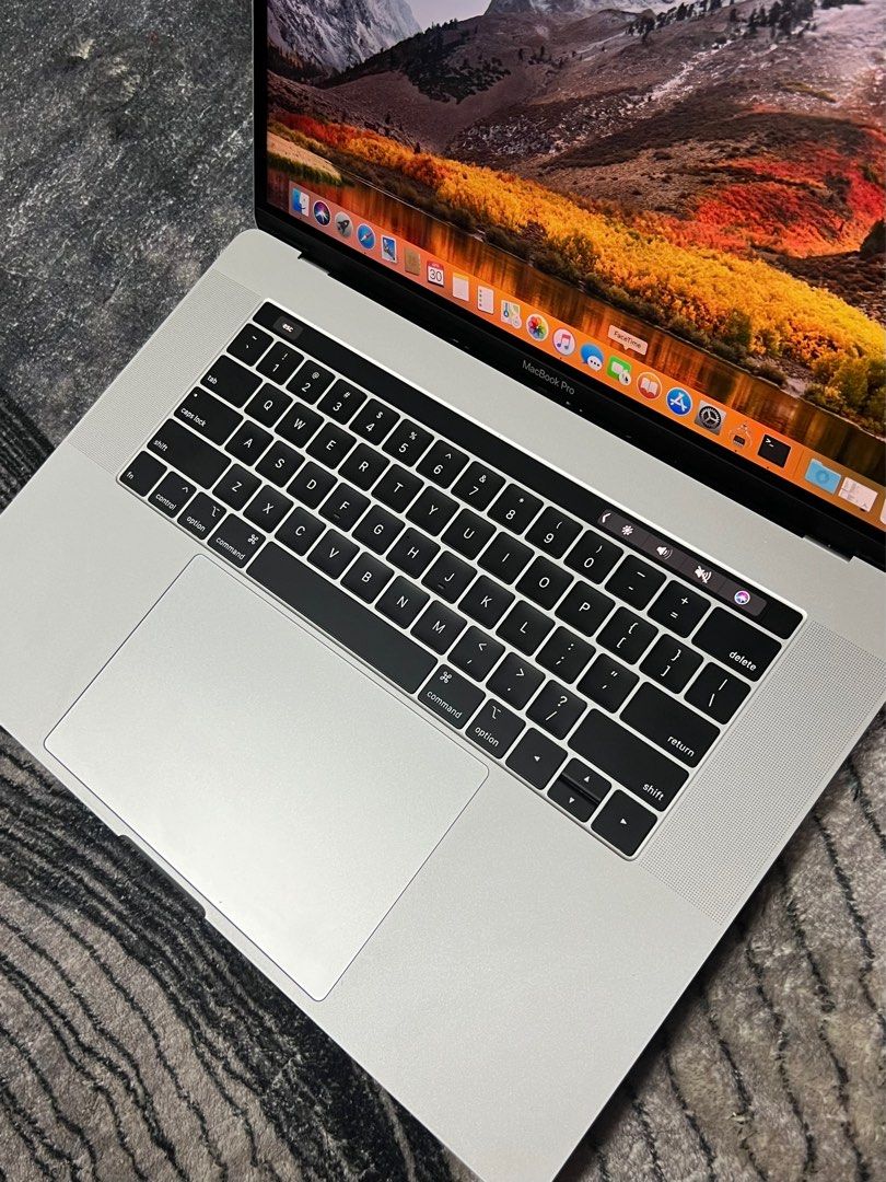 MacBook Pro 15 inch 2018 with Touch Bar Retina 2880x1800 i7