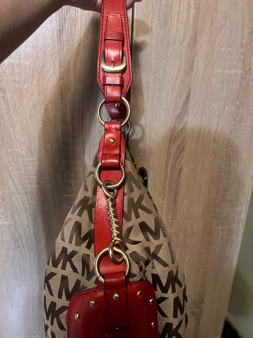 MK Hobo Bag (Category: Luxury Bags & Wallets) located in Cavite. Submitted by richelle_22 (Listing ID 1229216650, Image 3). Description: .