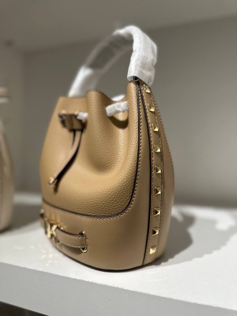 Alanis medium pebbled leather bucket bag outlet
