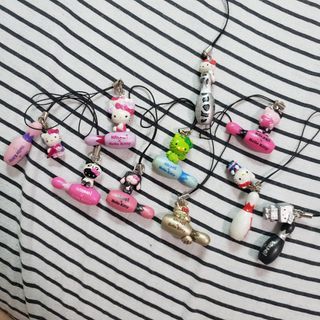 Set of 10 Round 1 x Hello Kitty Charm Keyrings