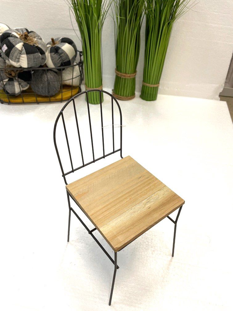 Small chair stand 2025