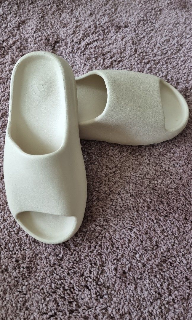 Yeezy Slide in light bone size US10, Men's Fashion, Footwear, Flipflops and  Slides on Carousell