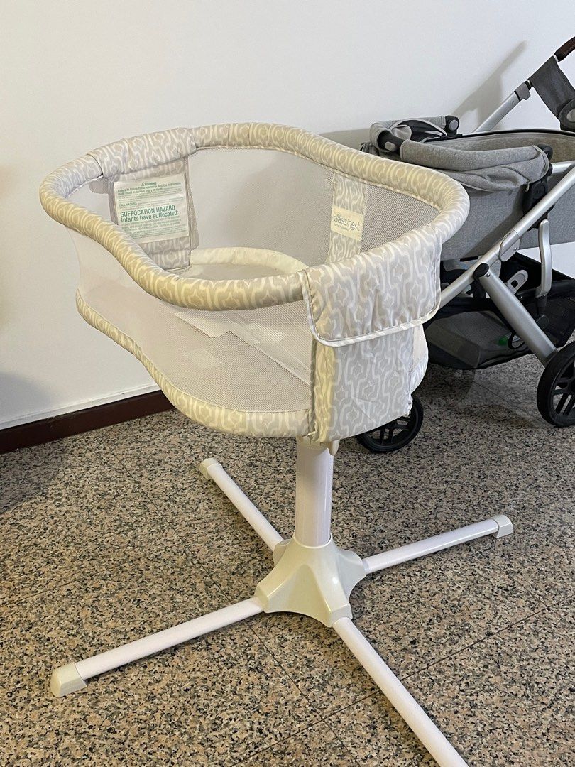 Halo bassinest and swivel sleeper Babies Kids Baby Nursery