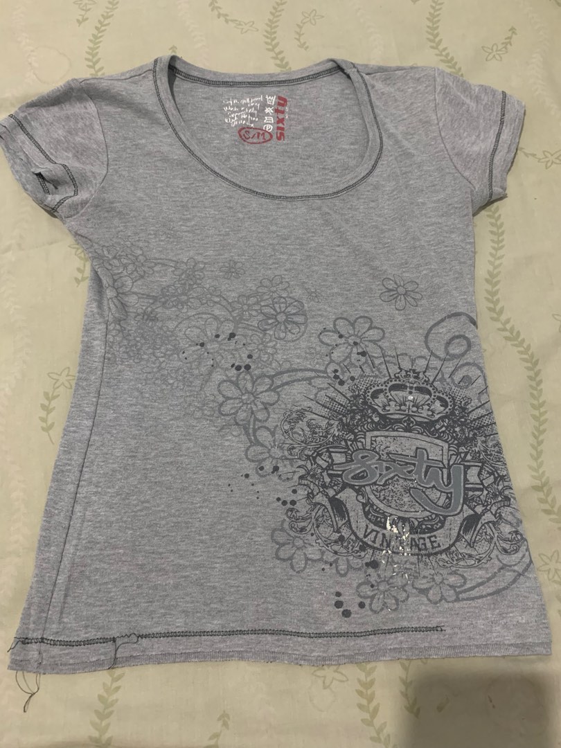 Kaos abu, Fesyen Wanita, Pakaian Wanita, Atasan di Carousell