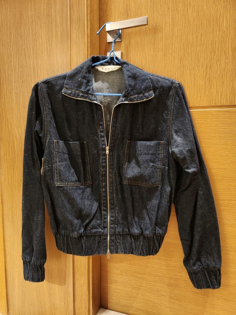 MARNI jean jacket 牛仔外套 （分類：外套及戶外衣服）位於 Hong Kong。 由 auroredl 提交（商品編號 1224459140，圖片 1）。簡介： MARNI dark blue jean jacket, Denim Edition made in italy size 40 (but doesn't fit like L, more like S-M) in good condition。