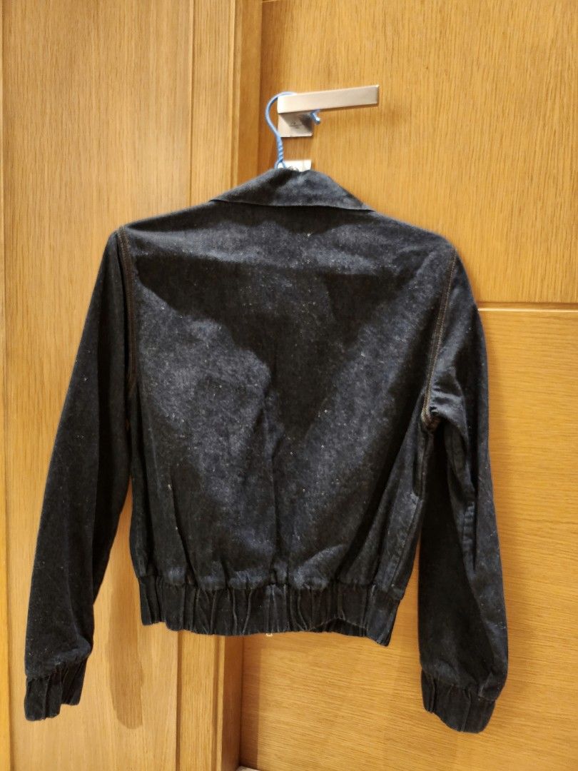 MARNI jean jacket 牛仔外套 （分類：外套及戶外衣服）位於 Hong Kong。 由 auroredl 提交（商品編號 1224459140，圖片 2）。簡介： MARNI dark blue jean jacket, Denim Edition made in italy size 40 (but doesn't fit like L, more like S-M) in good condition。