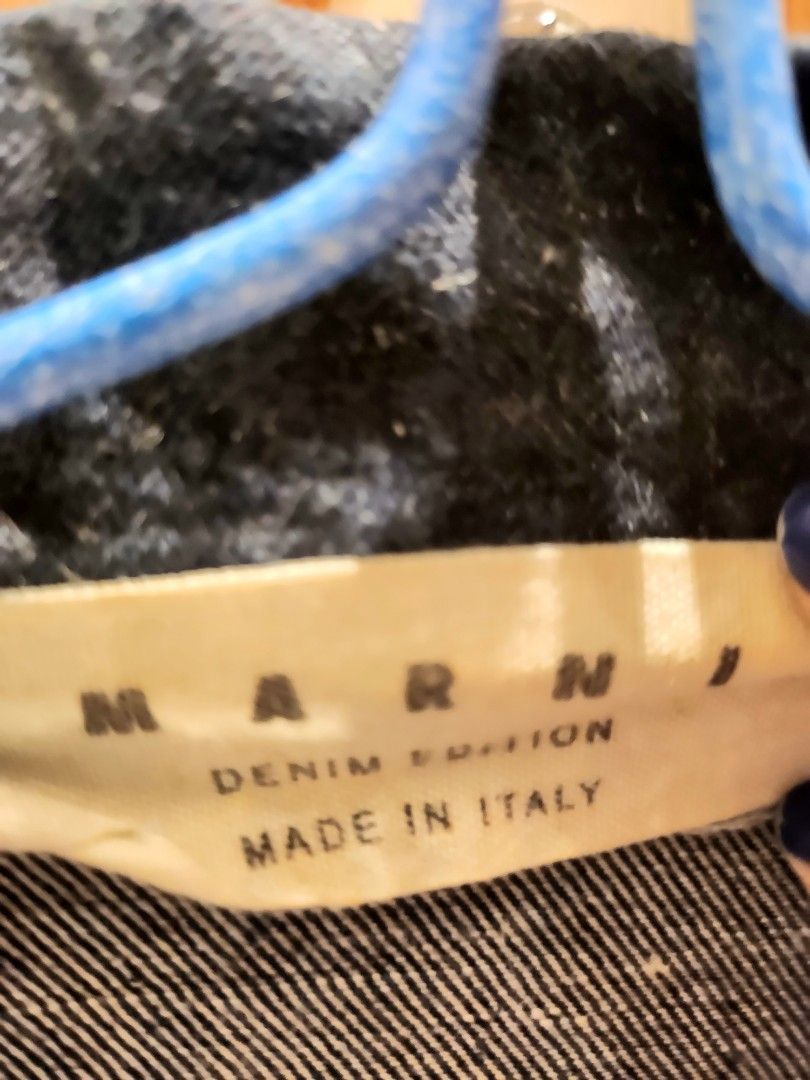 MARNI jean jacket 牛仔外套 （分類：外套及戶外衣服）位於 Hong Kong。 由 auroredl 提交（商品編號 1224459140，圖片 4）。簡介： MARNI dark blue jean jacket, Denim Edition made in italy size 40 (but doesn't fit like L, more like S-M) in good condition。