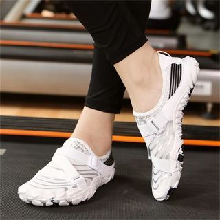 Soft sole sports shoes