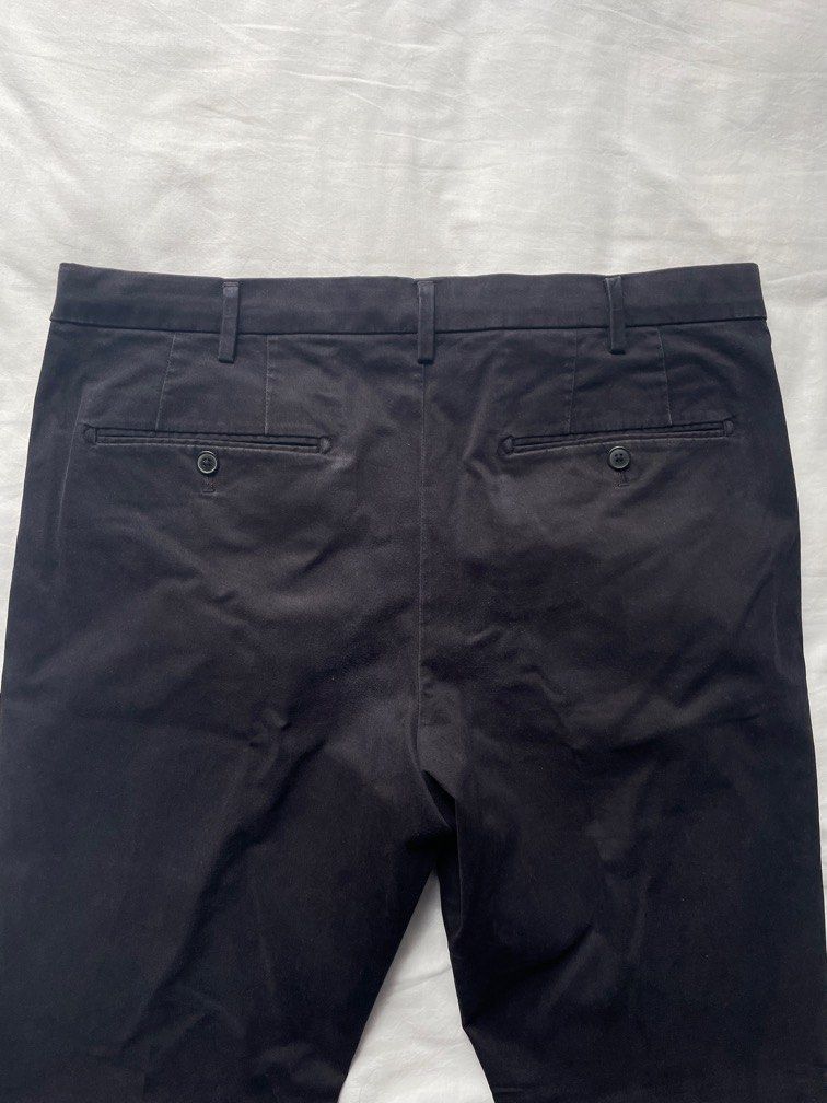 Uniqlo Chino Pants Black (Category: Chinos) located in Antipolo. Submitted by aljon2134 (Listing ID 1224410431, Image 2). Description: Size 36 Slight fade .