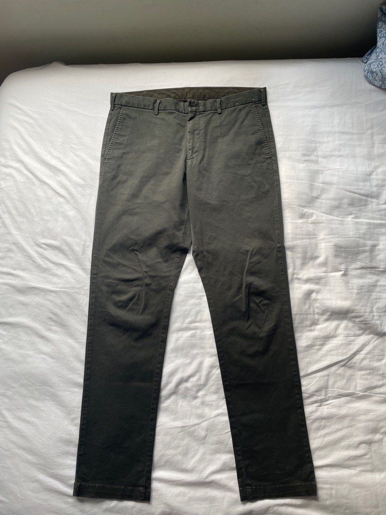 Uniqlo Chino Pants Olive (Category: Chinos) located in Antipolo. Submitted by aljon2134 (Listing ID 1224411204, Image 1). Description: Size 36 .
