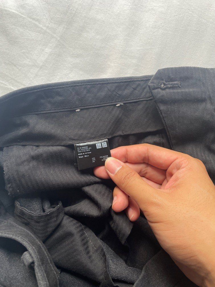 Uniqlo Trouser Pant Charcoal (Category: Trousers) located in Antipolo. Submitted by aljon2134 (Listing ID 1224409143, Image 3). Description: Lightly used Width: 18” Length: 40.5” (Altered) Size 36.