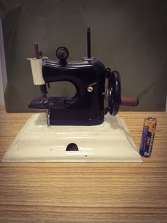 Vintage 1950s Tin Toy Sewing Machine