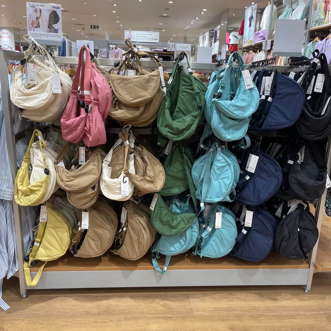 Waist bag uniqlo, Fesyen Wanita, Tas & Dompet di Carousell