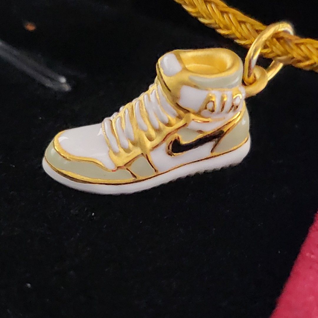 Gold sales nike shoes