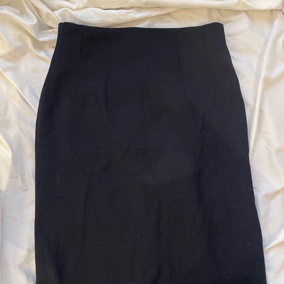 Black Maxi Skirt (Category: Skirts) located in Pasig City. Submitted by clainee (Listing ID 1229300849, Image 1). Description: THICK, good material! MEASUREMENTS POSTED. Super duper nice!.