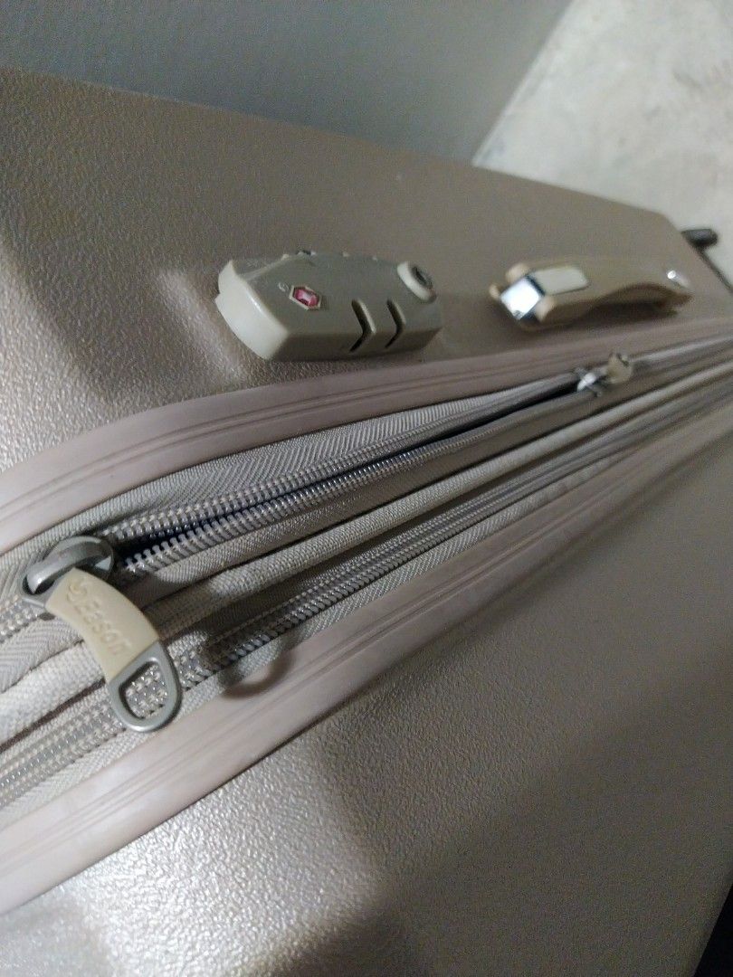Eason luggage, Hobbies & Toys, Travel, Luggage on Carousell