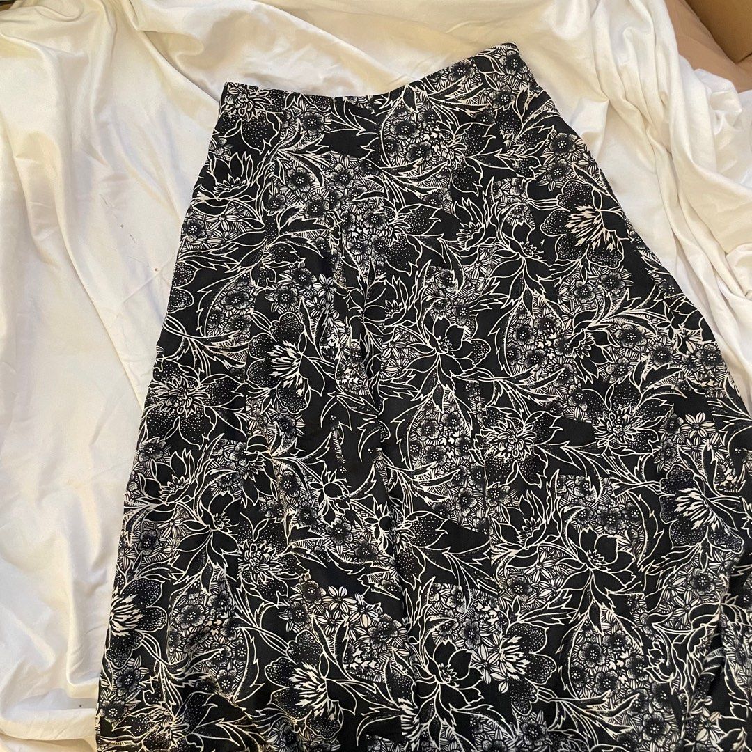 Floral Flowy Maxi Skirt (Category: Skirts) located in Pasig City. Submitted by clainee (Listing ID 1229301557, Image 1). Description: ♡ SEE LAST PIC FOR WHEN WORN. ♡ SUPER NICE! & FLOW & BODY HUGGING! ♡ Perfect for beach dinners hehe ◡̈ ♡ Only flaw is zipper HOOK is broken. Actual zipper is WORKING, just need to add a hook..