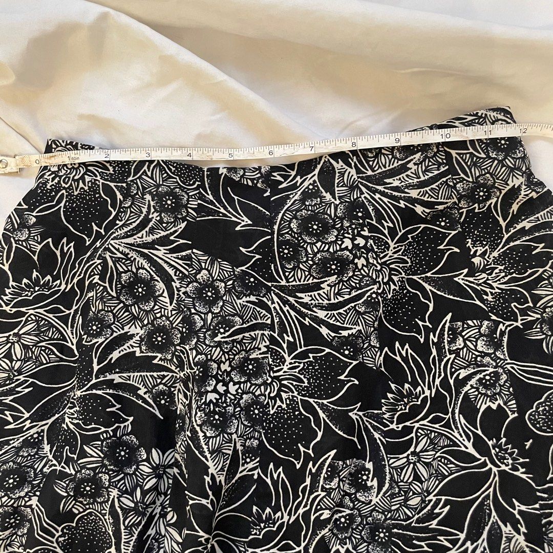 Floral Flowy Maxi Skirt (Category: Skirts) located in Pasig City. Submitted by clainee (Listing ID 1229301557, Image 2). Description: ♡ SEE LAST PIC FOR WHEN WORN. ♡ SUPER NICE! & FLOW & BODY HUGGING! ♡ Perfect for beach dinners hehe ◡̈ ♡ Only flaw is zipper HOOK is broken. Actual zipper is WORKING, just need to add a hook..
